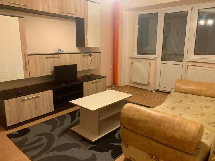 Apartament cu 3 camere decomandat în Călărași