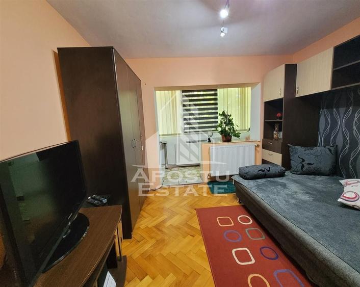 Apartament cu 3 camere decomandat, mobilat în Aradului