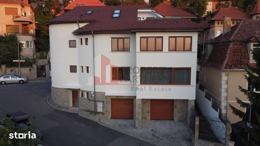 Casă cu 7 camere cu Teren 215 Mp în Centrul Istoric