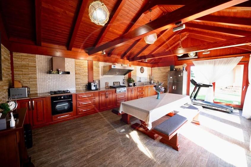 Casă individuală cu 5 camere cu Teren 2687 Mp în Mădăras