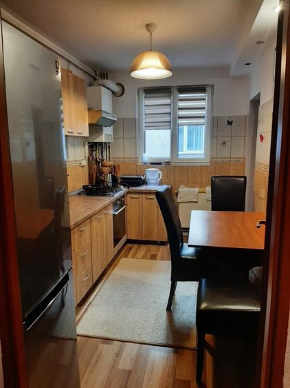 Apartament cu 4 camere decomandat în Tractorul