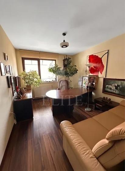 Apartament cu 3 camere semidecomandat în Andrei Mureșanu
