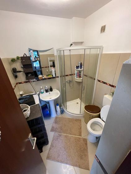 Apartament cu 3 camere semidecomandat, mobilat în Brâncoveanu