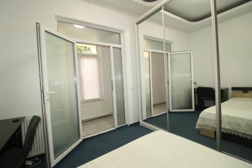 Apartament cu 2 camere decomandat, mobilat în Romană