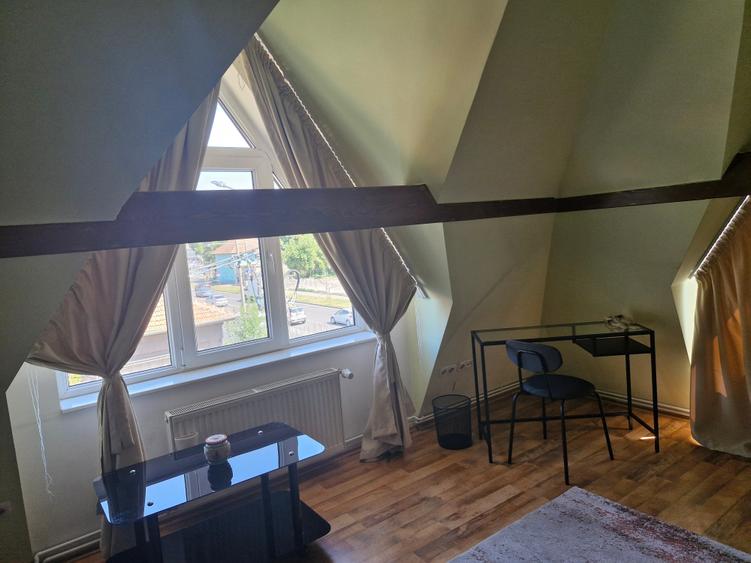 Apartament cu 4 camere semidecomandat în Circumvalațiunii