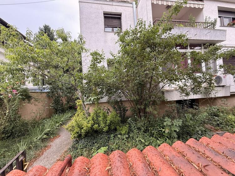 Apartament cu 4 camere semidecomandat, mobilat în Primăverii