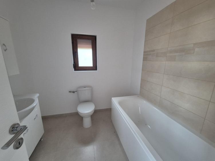 Duplex cu 3 camere cu Canalizare în Domnești
