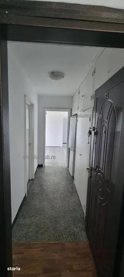 Apartament cu 3 camere semidecomandat în Berceni