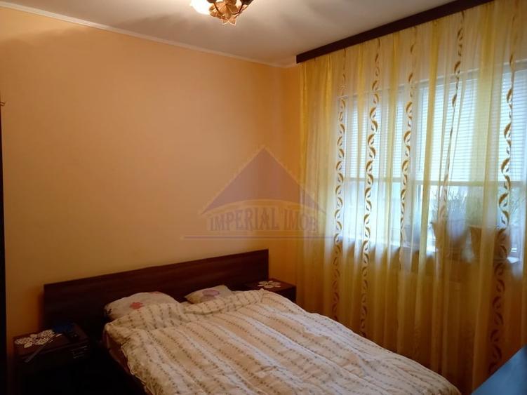 Casă individuală cu 6 camere cu Teren 2700 Mp în Nuci