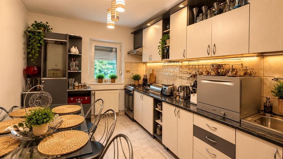 Apartament cu 3 camere decomandat în Răcădău