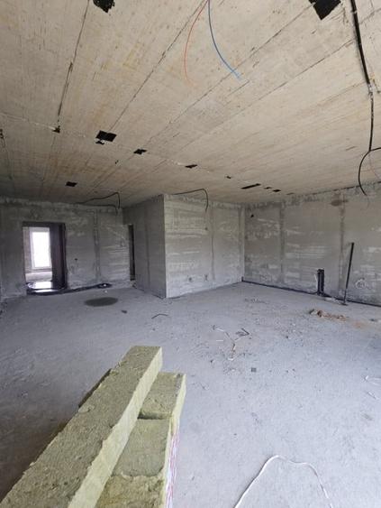 Apartament cu 3 camere decomandat în Europa