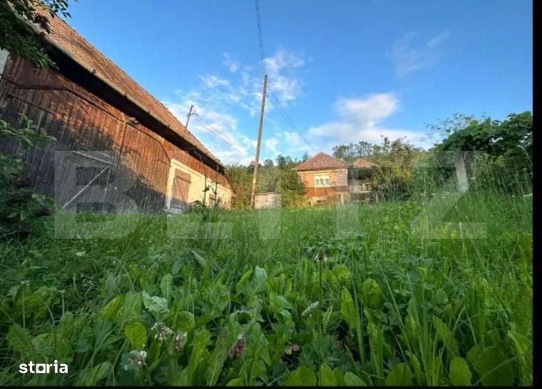 Casă cu 2 camere cu Teren 2331 Mp în Petrești