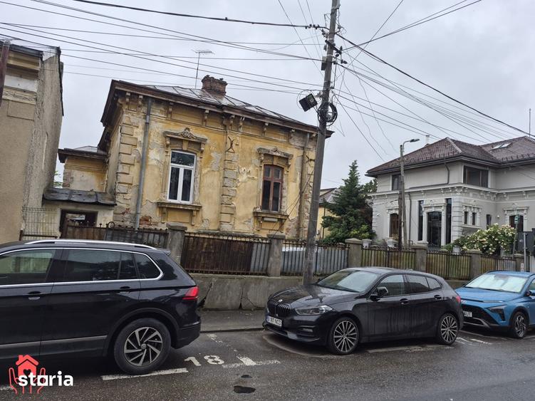 Casă cu 7 camere decomandat cu Teren 400 Mp în Central