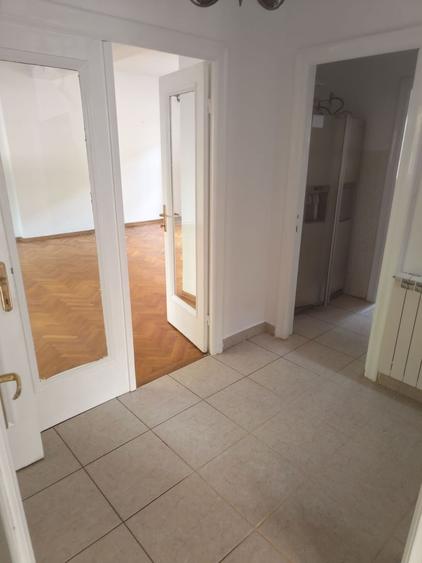 Duplex cu 8 camere cu Canalizare în Primăverii