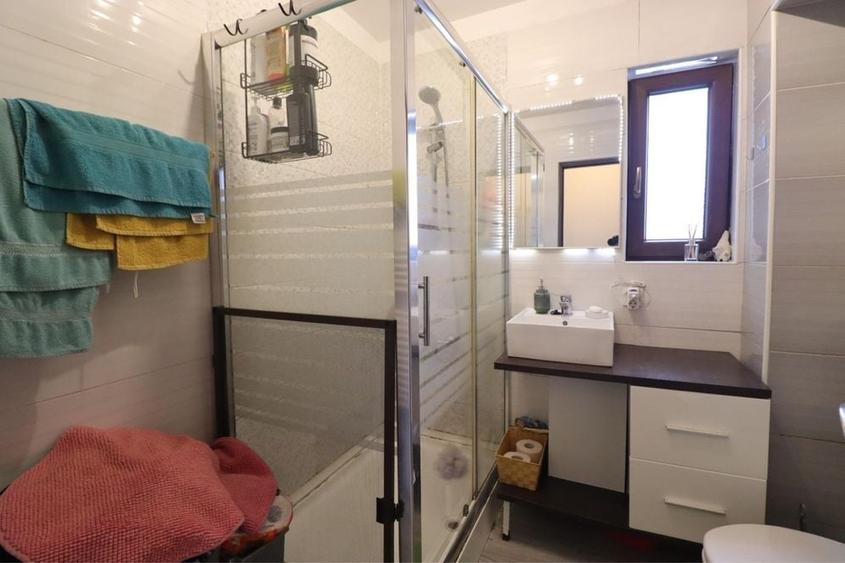 Apartament cu 3 camere decomandat în Florești