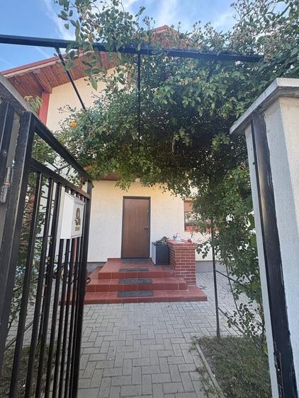 Casă individuală cu 7 camere cu Canalizare în Nord-Est