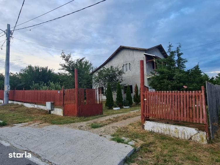 Casă cu 7 camere cu Teren 2000 Mp în Periș