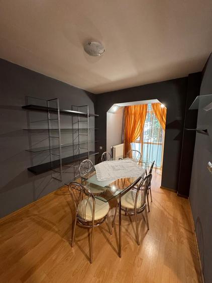 Apartament cu 3 camere semidecomandat în Central