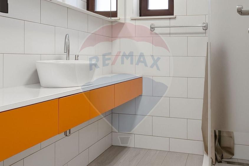 Casă individuală cu 6 camere cu Teren 572 Mp în Central