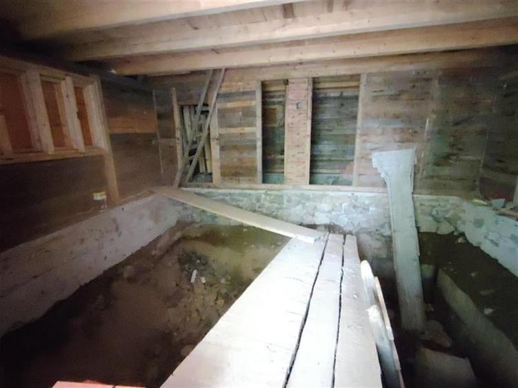 Casă individuală cu 5 camere cu Teren 1153 Mp în Est