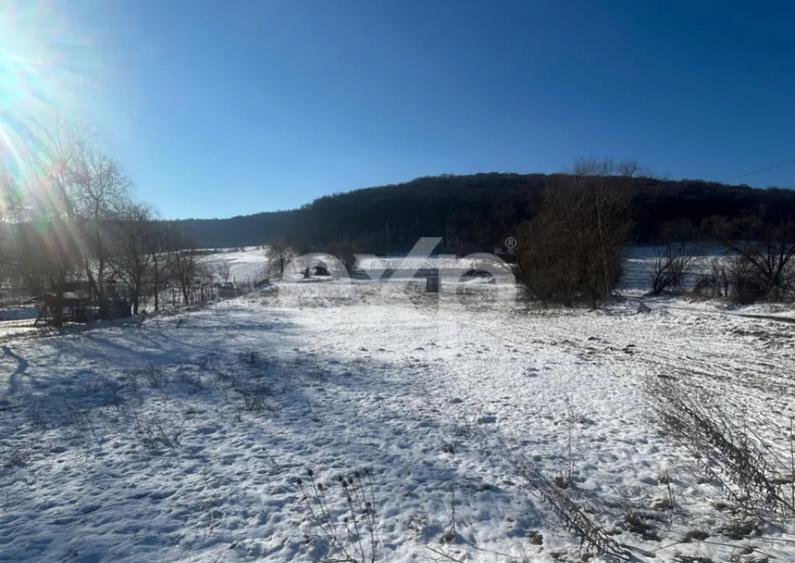 Teren de 3000 mp, în Vâlcele