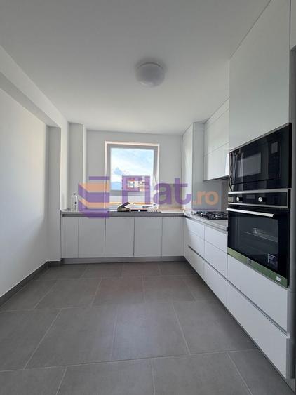 Apartament cu 3 camere decomandat în Tractorul