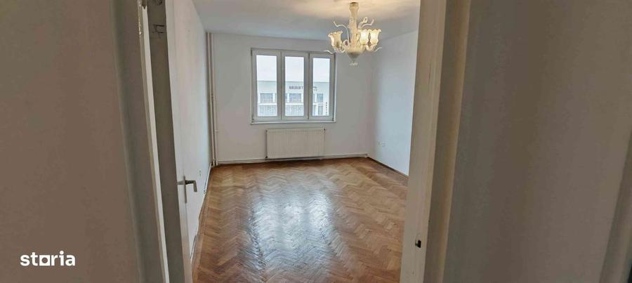 Apartament cu 3 camere decomandat în Calea București