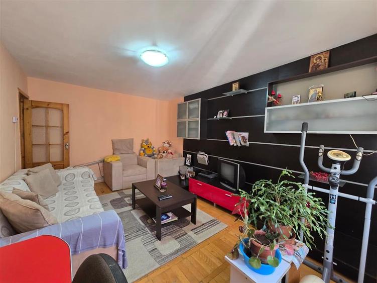 Apartament cu 2 camere decomandat în Nicolina