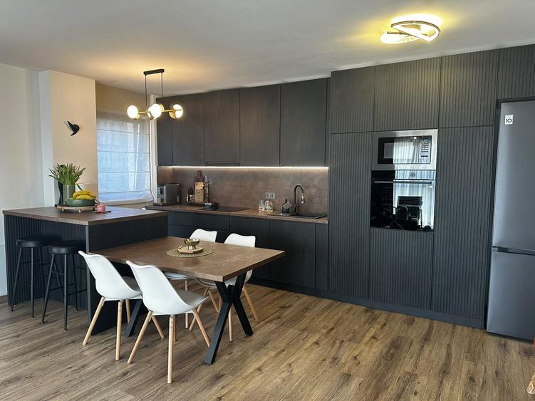 Apartament cu 3 camere decomandat în Cetate