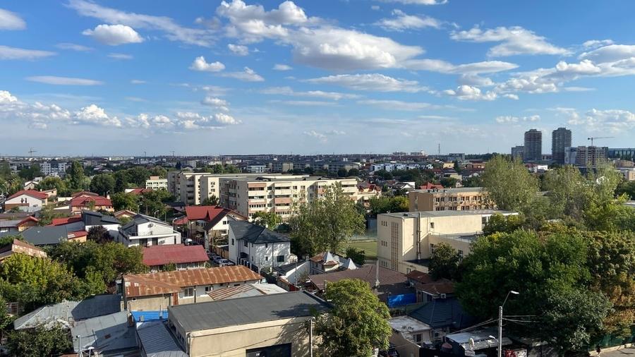 Apartament cu 4 camere semidecomandat în Berceni
