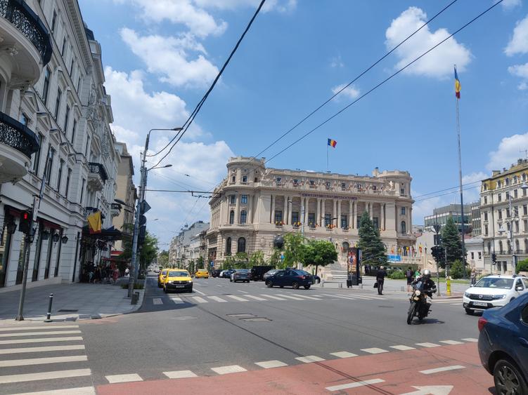 Apartament cu 2 camere nedecomandat în P-ța Universității