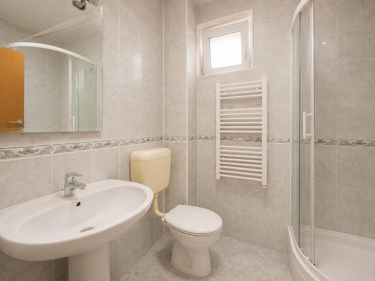 Casă cu 6 camere cu Canalizare în Bucureștii Noi