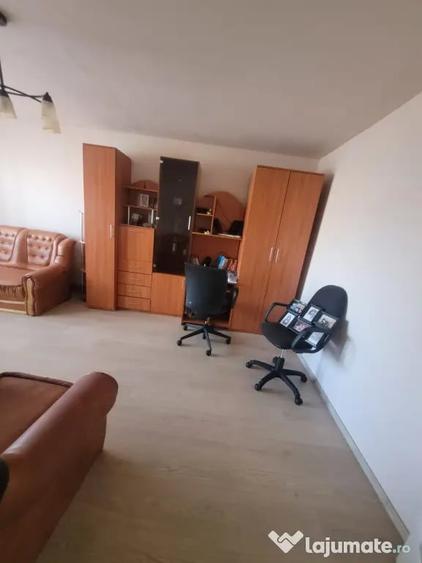 Apartament cu 3 camere decomandat în Narcisa