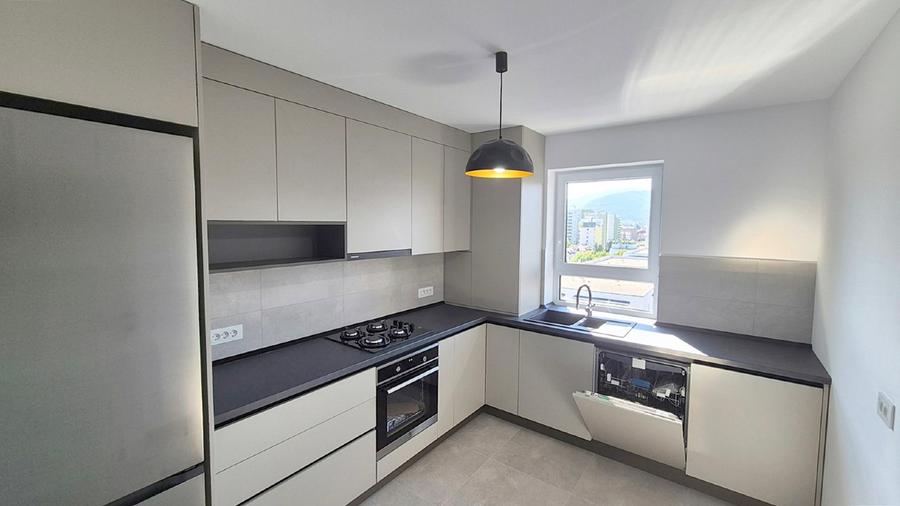 Apartament cu 3 camere decomandat în Tractorul