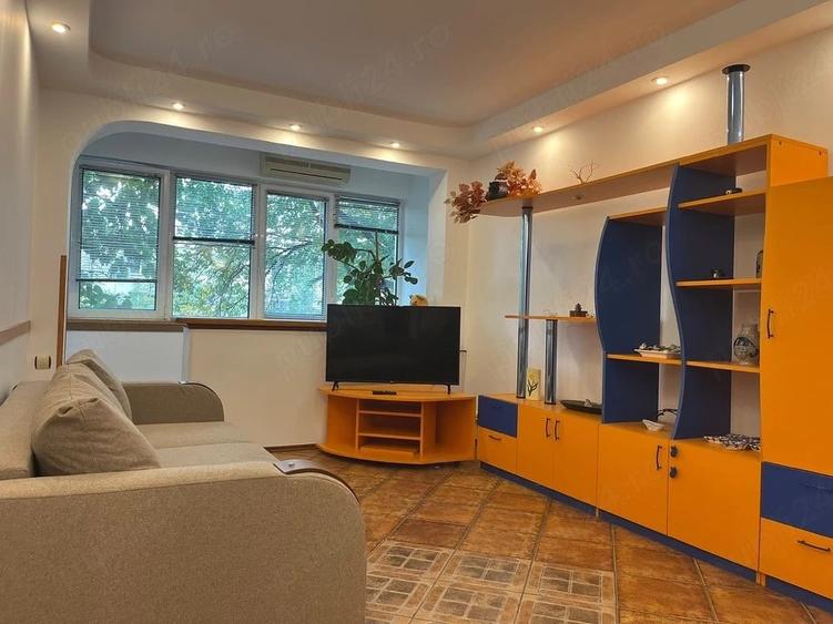 Apartament cu 3 camere decomandat, mobilat în Titan