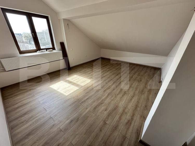 Casă individuală cu 7 camere cu Canalizare în Simeria