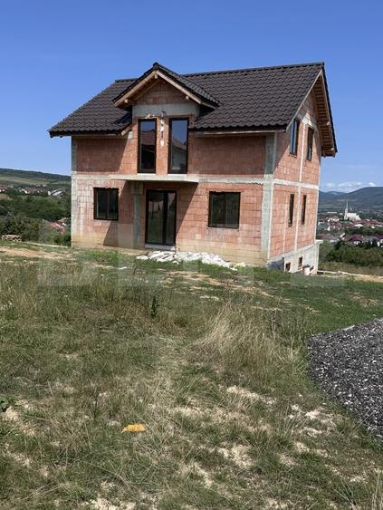 Casă individuală cu 4 camere cu Canalizare în Nord-Est