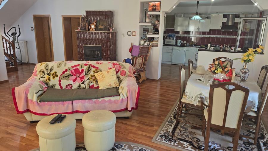 Casă cu 5 camere cu Teren 1159 Mp în Zăvoi