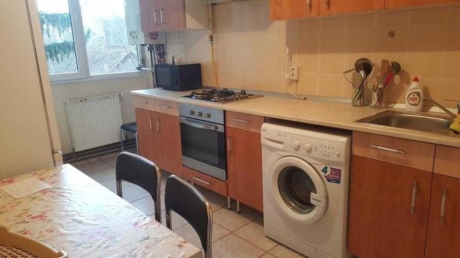 Apartament cu 3 camere decomandat în Cornișa