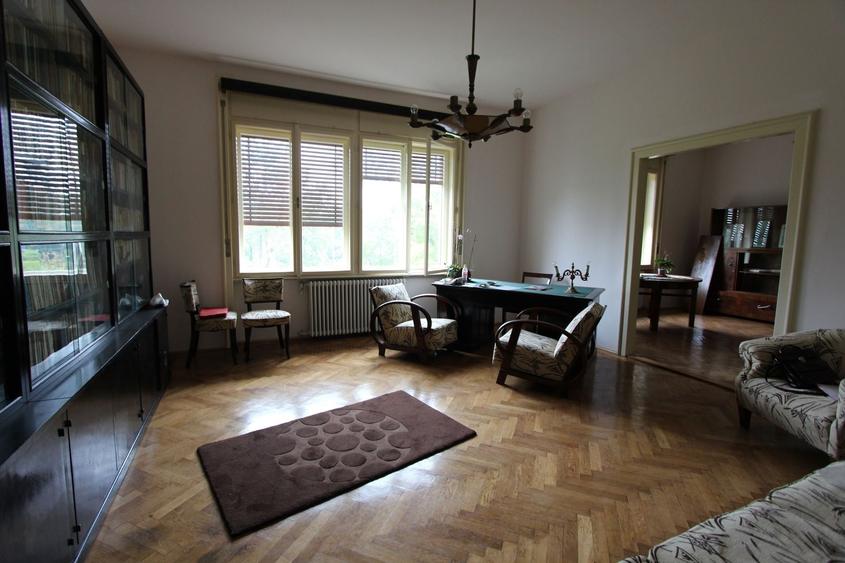 Apartament cu 3 camere semidecomandat, mobilat în Central