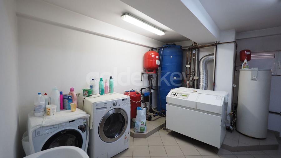 Casă individuală cu 8 camere cu Canalizare în Herăstrău
