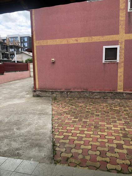 Casă cu 10 camere cu Teren 636 Mp în Nord