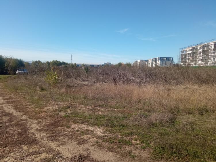 Teren Construcții intravilan de 450 mp, în Est