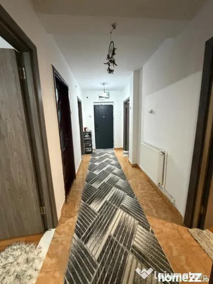 Apartament cu 3 camere decomandat în Calea București