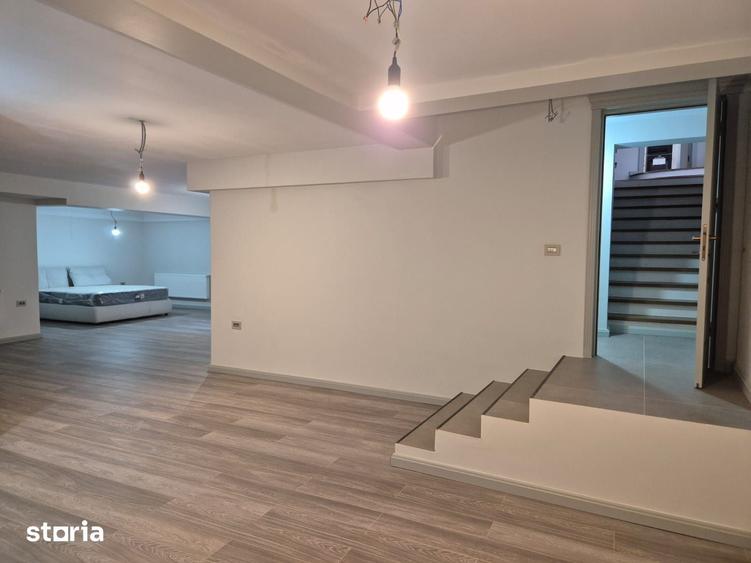 Casă cu 7 camere cu Teren 400 Mp în Central