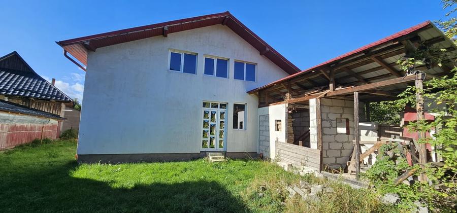 Casă individuală cu 4 camere cu Garaj în Asău