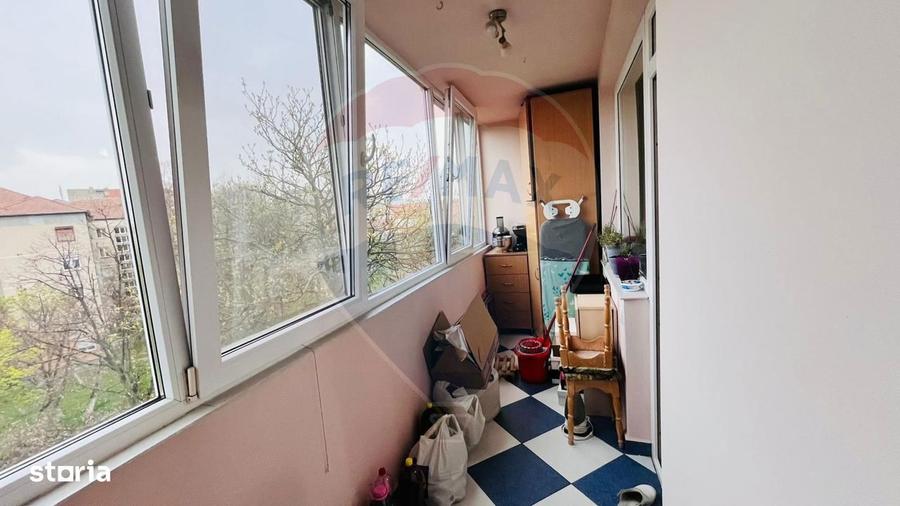 Apartament cu 3 camere semidecomandat, mobilat în Rogerius