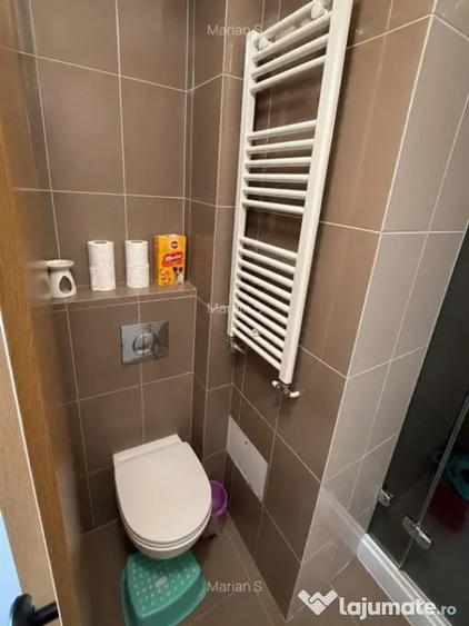 Apartament cu 4 camere semidecomandat în Tractorul