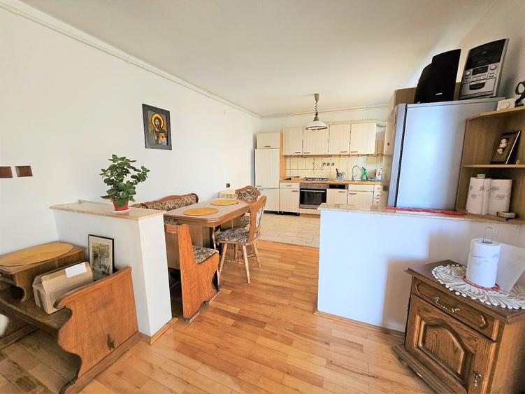Apartament cu 6 camere semidecomandat, mobilat în Borhanci