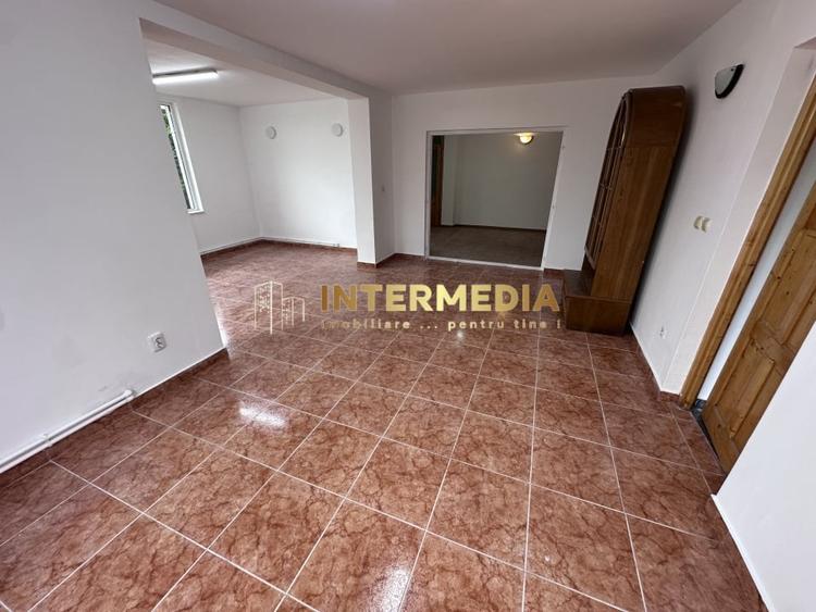 Casă individuală cu 4 camere cu Canalizare în Cetate